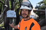 Elias Widmers Unternehmen hat den Auftrag für die Fällung des Mammutbaums erhalten.