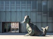 Die Bronzeskulptur «Drittes Tier» von Thomas Schütte heisst die Besucher des Kunsthauses Bregenz willkommen. Der deutscher Bildhauer zeigt in der KUB-Sommerausstellung neben Skulpturen auch Drucke und Architekturmodelle. (Bild: KUB)
