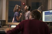 Ellie und Jack singen ein Duett im Studio.