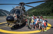 Ferienpass-Teilnehmer dürfen auf dem Flugplatz Alpnach einen Super-Puma aus nächster Nähe bestaunen. (Bild: Boris Bürgisser, 10. Juli 2019)