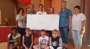 Die Fünftklässler überreichten dem Bibliothekteam der Schule Erstfeld einen Check für neue Bücher. (Bild: PD, Erstfeld, 3. Juli 2019)