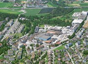 Ein geschichtsträchtiges Areal im Umbruch: Blick aus der Luft auf das Papieri-Gelände. (Bild: Beat Krähenbühl/Flying Camera, Cham, 10. Juli 2019)