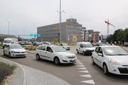Kreisel Wilfeld: Hier treffen der Verkehr vom Autobahnzubringer (links) und der Flawilerstrasse von Schwarzenbach her aufeinander.