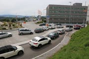 Umfahrung Rickenbach: Das 400 Meter lange Teilstück zwischen den Möbelhäusern Lipo (im Bild) und Diga ist gesperrt. Die Umleitung erfolgt durch das Dorf Rickenbach. Die Folge: Stau. (Bilder: Hans Suter)