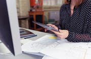 «Gleicher Lohn für gleichwertige Arbeit»: Das hält der Artikel 8 in der Bundesverfassung fest. (Bild: Fotolia)