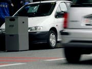 Ein Töfffahrer passierte in Hildisrieden LU eine mobile Geschwindigkeitskontrolle mit 173 km/h. (Bild: KEYSTONE/SALVATORE DI NOLFI)