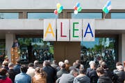 Ulrich Illigen am Rednerpult bei der Einweihung des Schulhauses Alea. (Bild: Urs Jaudas (17. Mai 2014))