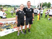 Peter Mauron und der Leiter des Fusballcamps, Bernd Voss. (Bilder: Kurt Lichtensteiger)