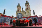 Szenenbild der St.Galler Inszenierung der Oper «Il trovatore» auf dem Klosterplatz. (Bild: Eddy Risch/KEY - 28. Juni 2019)
