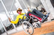 Samuel Ogbeide bewegt sich in seinem Rollstuhl auf dem Open-Air-Gelände. (Bild: Andrea Stalder)