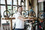 Das Velo soll bei seinem Besitzer bleiben: Dafür hat Semir Elezi einen Tracker entwickelt. (Bild: Manuela Jans-Koch, Emmenbrücke, 6. Juli 2019)