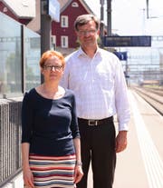 Christoph Bugnon, der CEO der Urner Kantonalbank, und Projektleiterin Esther Heiz am geplanten Standort des UKB-Neubaus am Bahnhofplatz in Altdorf. (Bild: Florian Arnold, Altdorf, 27. Juni 2019)