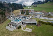 Neun Eigentumswohnungen im Wohnkomplex (hinten) und den benachbarten Grundstücken in Unterrechstein droht die Zwangsversteigerung. (Bild: Benjamin Manser 21. März 2019)
