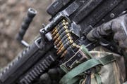 Munition für das leichte Maschinengewehr 05, hier in der Rekrutenschule für Fallschirmaufklärer in Altmatt im Kanton Schwyz. (Bild: Gaetan Bally/Keystone, Altmatt, 17. Juni 2019)