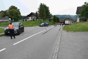 Die Wilerstrasse zwischen Bütschwil und Lütisburg Station nach dem Unfall gesperrt werden. (Bild: Kapo)