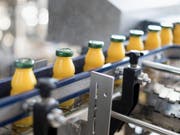 Klassischer Orangensaft rückt bei den Konsumenten zunehmend in den Hintergrund: Umsatz und Absatz nehmen ab. Im Trend sind derzeit exotische Fruchtsäfte. (Bild: KEYSTONE/GAETAN BALLY)