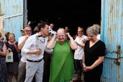 Freut sich über die gelungene Vernissage im Revolution Art Space: Galeristin Evelyne Walker (im grünen Kleid). (Bild: Nique Nager, Havanna, im Juni 2019)