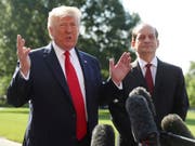 Über die Affäre Epstein gestolpert: US-Arbeitsminister Alexander Acosta bei der Bekanntgabe seines Rücktritts mit Präsident Donald Trump. (Bild: KEYSTONE/AP/ANDREW HARNIK)