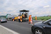 Bis Freitagnachmittag lagen die Belagsarbeiten auf der Umfahrung Rickenbach trotz Regen am Morgen im Zeitplan. Bis Montagmorgen um 5 Uhr müssen die Arbeiten beendet sein.