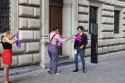 Die stellvertretende Staatsschreiberin Michèle Bucher nimmt die Petitions-Schrift entgegen. (Bild: PD)