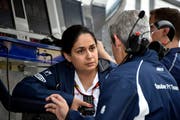 Monisha Kaltenborn im Gespräch mit einem Sauber-Teammitglied beim Formel-1-Rennen in Japan 2016. (Bild: Franck Robichon/EPA, 8. Oktober 2016)