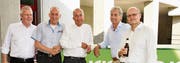 Flankiert von Rektor Beni Heeb (links) und Peter Keller, Leiter Grundbildung (rechts), strahlen die drei Pensionisten Renato Denoth, Franz Noser und Markus Schumacher. Bild: PD