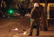 Laserpointer mit einer grösseren Stärke als 1 können Augen- und Hautschäden verursachen. Im Bild setzen Demonstranten in Griechenland einen Laserpointer gegen Polizisten ein. (Bild: Yorgos Karahalis/AP - 15. November 2016)