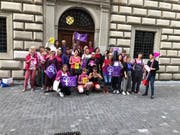 Das Frauenstreik-Komitee Luzern und Michèle Bucher vor dem Regierungsgebäude in Luzern. (Bild: PD)