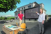 Heiner und Yvonne Geisseler vor dem ehemaligen Schulhaus Littauer Berg.Bild: Dominik Wunderli (Littau, 26. Mai 2019)
