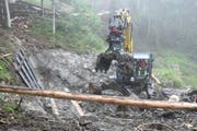 Bevor der Baumstamm zur Baustelle rutscht, müssen die Kameraden laut und deutlich auf die Gefahr aufmerksam gemacht werden. (Bild: Thomas Schwizer)