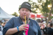 TZ-Redaktor Mathias Frei post nicht, er trinkt Wodka Orange. (Bild: Andrea Stalder)