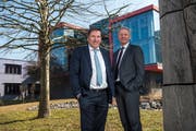 CPH-Verwaltungsratspräsident Peter Schaub (links) und CEO Peter Schildknecht vor dem Firmensitz. (Bild: Dominik Wunderli, Perlen-Buchrain, 26. Februar 2019)