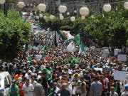 Tausende gehen in Algier gegen die Übergangsregierung auf die Strasse, weil deren Amtszeit abgelaufen ist. (Bild: KEYSTONE/AP/ANIS BELGHOUL)