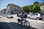 Eine Frau fährt mit ihrem E-Bike über den Blumenbergplatz. (Bild: Adriana Ortiz Cardozo - 7. Juni 2019)
