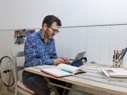 Pierre Lepori macht Poesie, hat Lust auf Theaterprojekte. Unter anderem. Vor allem aber schreibt er. (Bild: Keystone/JEAN-CHRISTOPHE BOTT)