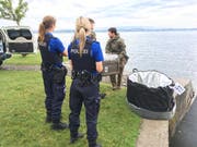 Der Blindgänger wurde durch Spezialisten der Armee geborgen und in einem speziellen Behälter abtransportiert. (Bild: PD/Zuger Polizei)