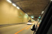 Im letzten Moment wechselt dieser Automobilist verbotenerweise im Kirchenwaldtunnel auf die Überholspur. (Bild: Markus von Rotz, Stansstad, 12. Juli 2019)