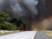 Rauchwolke über Maui: Ein Buschfeuer führt auf der zu Hawaii gehörenden Insel zu Evakuationen. (Bild: KEYSTONE/AP The News/MATTHEW THAYER)