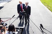 Arbeitsminister Alex Acost gibt an der Seite von US-Präsident Donald Trump seinen Rücktritt bekannt. (Bild: Michael Reynolds/EPA, Washington, 12. Juli 2019)