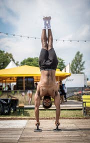 Jair Delgado Fortes hat seine eigenen Push-up-Stangen mitgebracht. (Bild: Reto Martin)