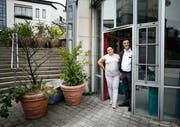 Markus Bleichenbacher (Gynäkologe) und Graziella Bracone (Embryologin) in den Räumlichkeiten des Ärztehauses Cham an der Lorze. (Bild: Stefan Kaiser, Cham, 11. Juli 2019)