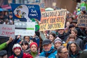 Der Klimawandel treibt nicht nur die Jungen um, auch ältere Semester nahmen an den verschiedenen Klimademos in St.Gallen teil. Dem tragen die Grünen bei den Nationalratswahlen vom 20. Oktober mit einer List mit zwölf Klimaseniorinnen und Klimasenioren Rechnung. (Bild: Urs Bucher - 15. März 2019)