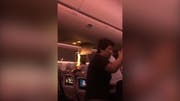 Einige Passagiere waren zum Zeitpunkt der Turbulenzen nicht angeschnallt und wurden an die Decke geschleudert, wie im Video zu sehen ist. (Bild: Screenshot/KITV)