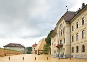 Regenwolken über dem Landtagsgebäude in Vaduz. (Bild: Alamy)