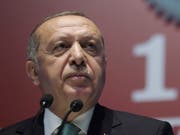 Bekommt von der Finanzratingagentur Fitch die Quittung für den Rauswurf des türkischen Notenbankchefs: Staatspräsident Recep Tayyip Erdogan. (Bild: KEYSTONE/AP Pool Presidential Press Service)