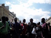 Bleiberecht und besser Unterkünfte: Flüchtlinge demonstrieren vor dem Pantheon, der französischen Ruhmeshalle, in Paris. (Bild: KEYSTONE/AP/KAMIL ZIHNIOGLU)