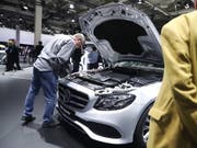 Der Autobauer Daimler musste die Erwartungen zurückschrauben: ein Mann begutachtet einen Mercedes (Archivbild). (Bild: KEYSTONE/EPA/HAYOUNG JEON)