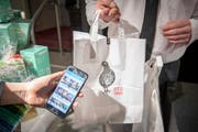 Diverse Restaurants, Bäckereien oder Detailhändler verkaufen Lebensmittel, die kurz vor Ablaufdatum stehen, über die App «Too Good To Go». (Bild: Urs Bucher)