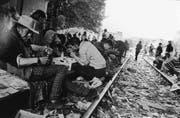 Die offenen Drogenszenen, wie sie Ende der 1980er-Jahre in vielen Städten der Schweiz entstanden, zeigten eindrücklich auf, dass die Repressionspolitik versagt hatte. Im Bild der ehemalige Bahnhof Letten. (Bild: Keystone)