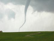 Mutmasslich eine Windhose hat in Deutschland Schäden an der Natur und an Gebäuden verursacht. (Bild: KEYSTONE/AP LAKE REGION LIFE/JAY SCHNEIDER)